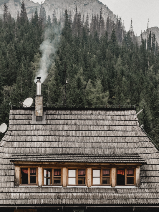 Knistern im Kamin, rauchende Schornsteine: Die Romantik von Holzöfen hat einen gesundheitlichen Preis. Fotocredit: © Kamil Szumotalski/Unsplash