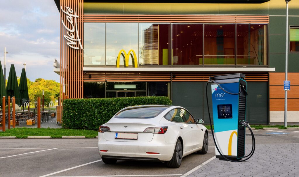 McDonald’s plant im Zuge einer Umwelt- und Energiestrategie die Etablierung von E-Ladestellen. Fotocredit: © McDonald’s Österreich