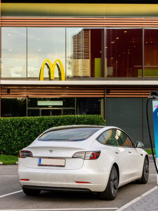 McDonald’s plant im Zuge einer Umwelt- und Energiestrategie die Etablierung von E-Ladestellen. Fotocredit: © McDonald’s Österreich