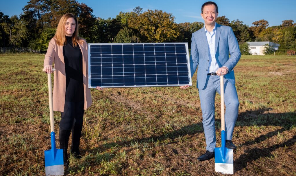 Die Geschäftsführerin der Friedhöfe Wien, Renate Niklas, mit Wien Energie-Geschäftsführer Karl Gruber beim Spatenstich für das 29. BürgerInnen-Solarkraftwerk am Wiener Zentralfriedhof. Fotocredit: © Friedhöfe Wien/Harald Lachner