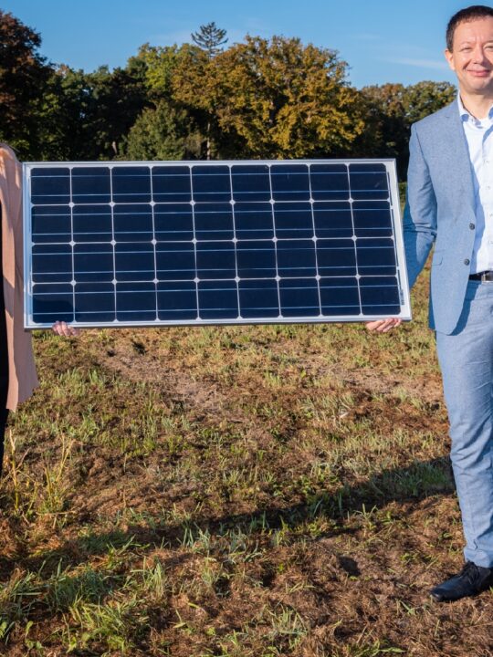 Die Geschäftsführerin der Friedhöfe Wien, Renate Niklas, mit Wien Energie-Geschäftsführer Karl Gruber beim Spatenstich für das 29. BürgerInnen-Solarkraftwerk am Wiener Zentralfriedhof. Fotocredit: © Friedhöfe Wien/Harald Lachner