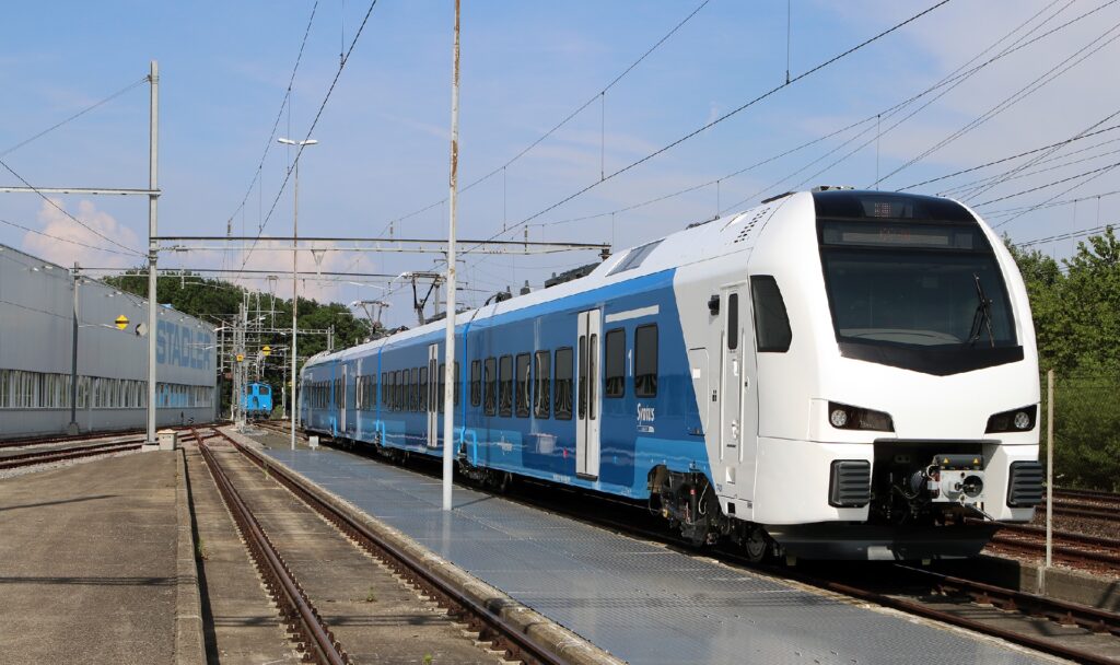 Seit 2018 wird der FLIRT Akku getestet: Nun freut sich der Hersteller, dass der Akku-Zug eine Reichweite von 185 Kilometern garantieren kan. Fotocredit: © Stadler