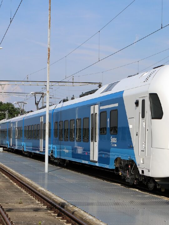 Seit 2018 wird der FLIRT Akku getestet: Nun freut sich der Hersteller, dass der Akku-Zug eine Reichweite von 185 Kilometern garantieren kan. Fotocredit: © Stadler