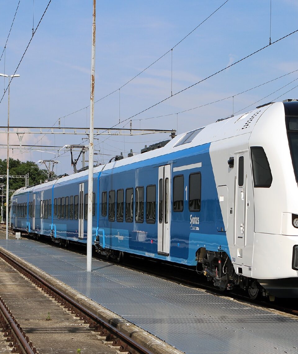 Seit 2018 wird der FLIRT Akku getestet: Nun freut sich der Hersteller, dass der Akku-Zug eine Reichweite von 185 Kilometern garantieren kan. Fotocredit: © Stadler