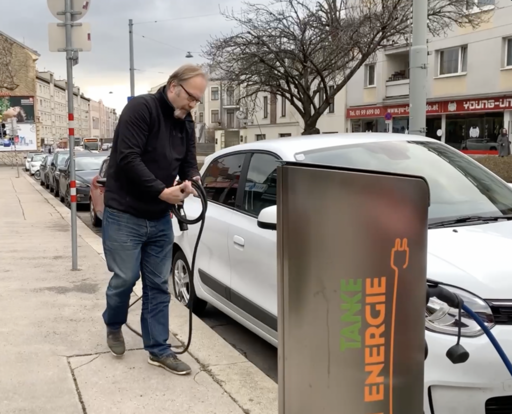 Michael bei einer E-Ladestation