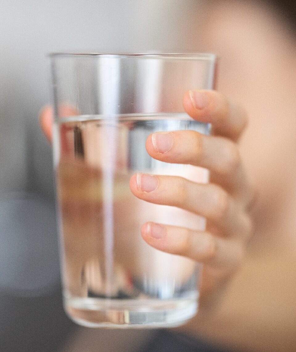 Hormone im Trinkwasser können gefährlich sein. Ein Forscherteam hat jetzt neue Möglichkeiten der Eliminierung gefunden. Fotocredit: © engin akyurt/Unsplash