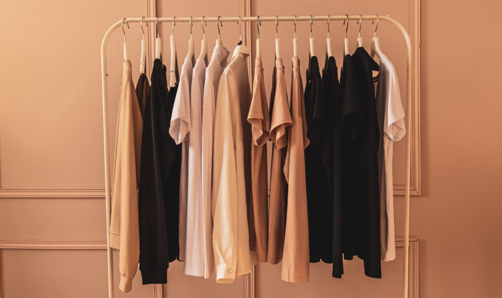 Wenige hochwertige, abgestimmte und zeitlose Teile, die untereinander ideal kombinierbar sind. Das ist das Grundprinzip der Capsule Wardrobe. Fotocredit: © piotr szulawski/Unsplash