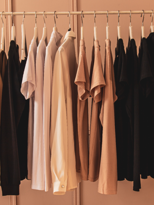 Wenige hochwertige, abgestimmte und zeitlose Teile, die untereinander ideal kombinierbar sind. Das ist das Grundprinzip der Capsule Wardrobe. Fotocredit: © piotr szulawski/Unsplash