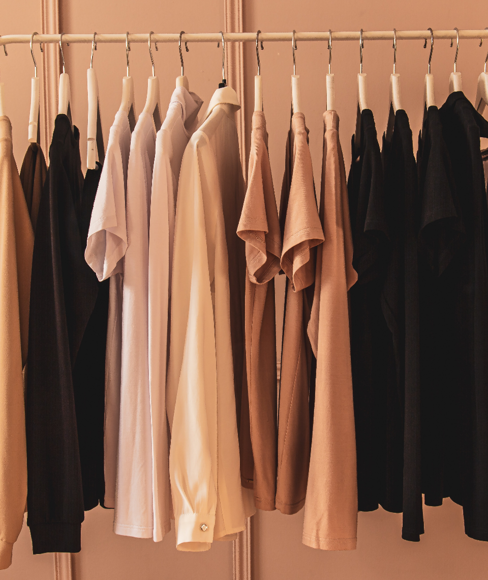 Wenige hochwertige, abgestimmte und zeitlose Teile, die untereinander ideal kombinierbar sind. Das ist das Grundprinzip der Capsule Wardrobe. Fotocredit: © piotr szulawski/Unsplash