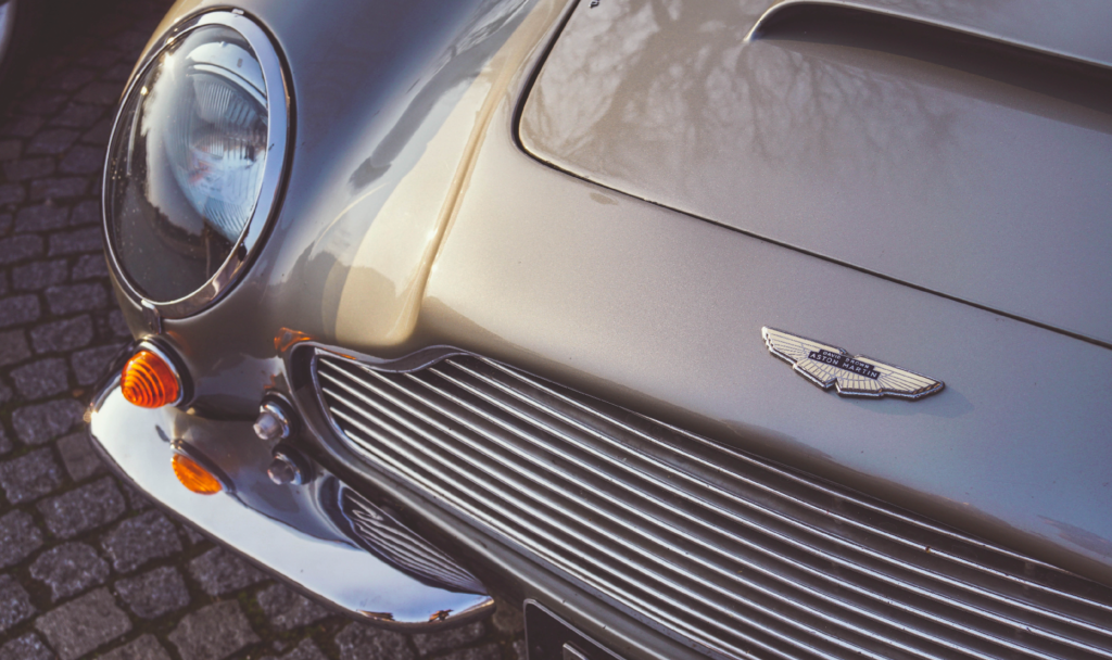 Ein Aston Martin aus den 60er-Jahren ist für viele Oldtimer-Fans DAS Auto schlechthin. Als elektrifizierter Oldtimer wird er zu einem sauberen Klassiker. Fotocredit: © Thibaut Nagorny/Unsplash