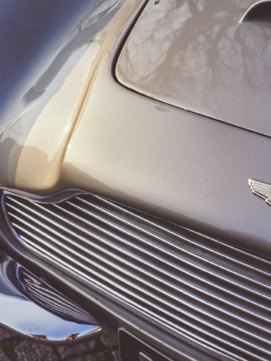 Ein Aston Martin aus den 60er-Jahren ist für viele Oldtimer-Fans DAS Auto schlechthin. Als elektrifizierter Oldtimer wird er zu einem sauberen Klassiker. Fotocredit: © Thibaut Nagorny/Unsplash