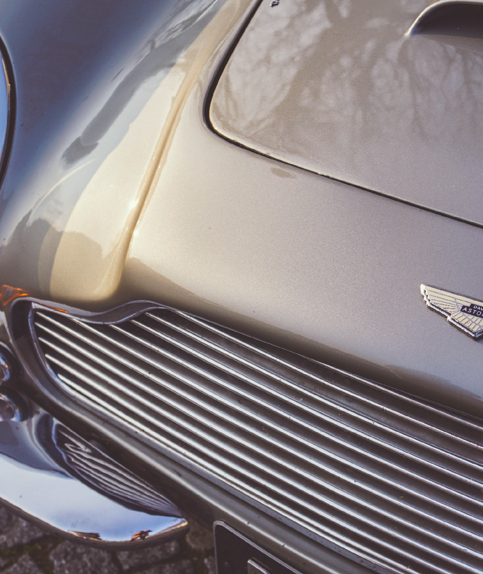 Ein Aston Martin aus den 60er-Jahren ist für viele Oldtimer-Fans DAS Auto schlechthin. Als elektrifizierter Oldtimer wird er zu einem sauberen Klassiker. Fotocredit: © Thibaut Nagorny/Unsplash