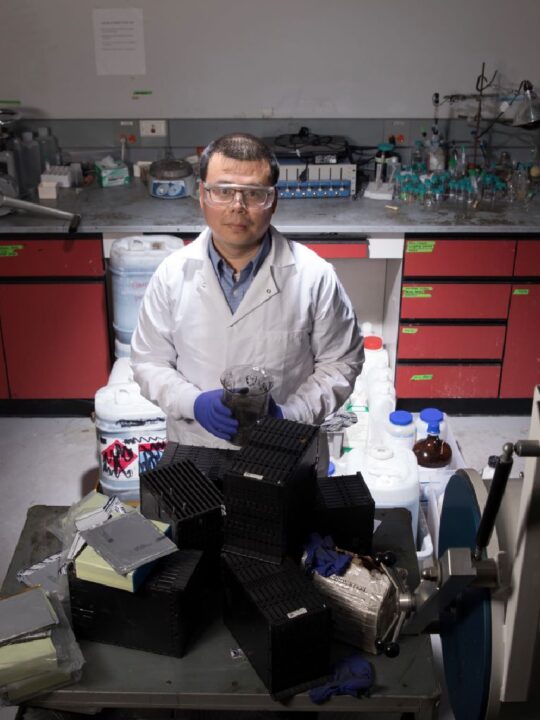 Yan Wang ist Professor am Worcester Polytechnic Institute und forscht unter anderem an einem Recycling-Akku mit besonderer Leistung. Fotocredit: © WORCESTER POLYTECHNIC INSTITUTE/USABC