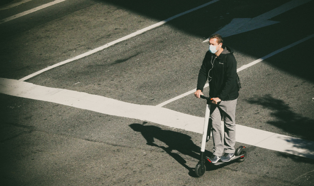 Fahrbahn, Radweg oder wo? Welche Verkehrsregeln im Bereich der Micro-Mobilität gelten, ist nicht für alle Verkehrsteilnehmenden jederzeit klar. Fotocredit: © Jon Tyson/Unsplash