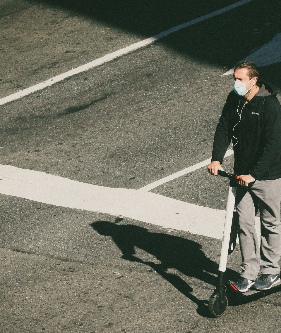 Fahrbahn, Radweg oder wo? Welche Verkehrsregeln im Bereich der Micro-Mobilität gelten, ist nicht für alle Verkehrsteilnehmenden jederzeit klar. Fotocredit: © Jon Tyson/Unsplash