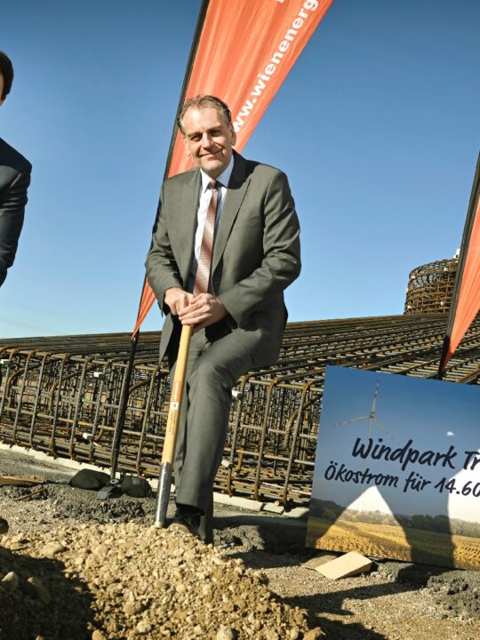 Wien Energie-Geschäftsführer Karl Gruber und Andreas Kollross, Bürgermeister von Trumau, beim Spatenstich für den Windpark Trumau. Fotocredit: © Wien Energie/Zinner