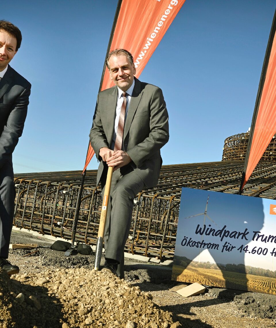 Wien Energie-Geschäftsführer Karl Gruber und Andreas Kollross, Bürgermeister von Trumau, beim Spatenstich für den Windpark Trumau. Fotocredit: © Wien Energie/Zinner
