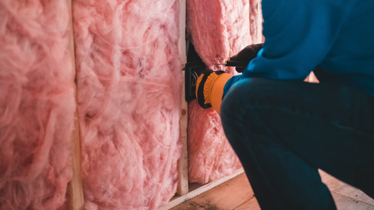 Ja, gerade ein Tiny House will bestmöglich gedämmt sein. Hier wünschen sich viele nachhaltige Dämmstoffe für ihr Minihaus. Dazu gehören beispielsweise Hanfdämmplatten oder Schafwolle. Fotocredit: © Erik Mclean/Unsplash