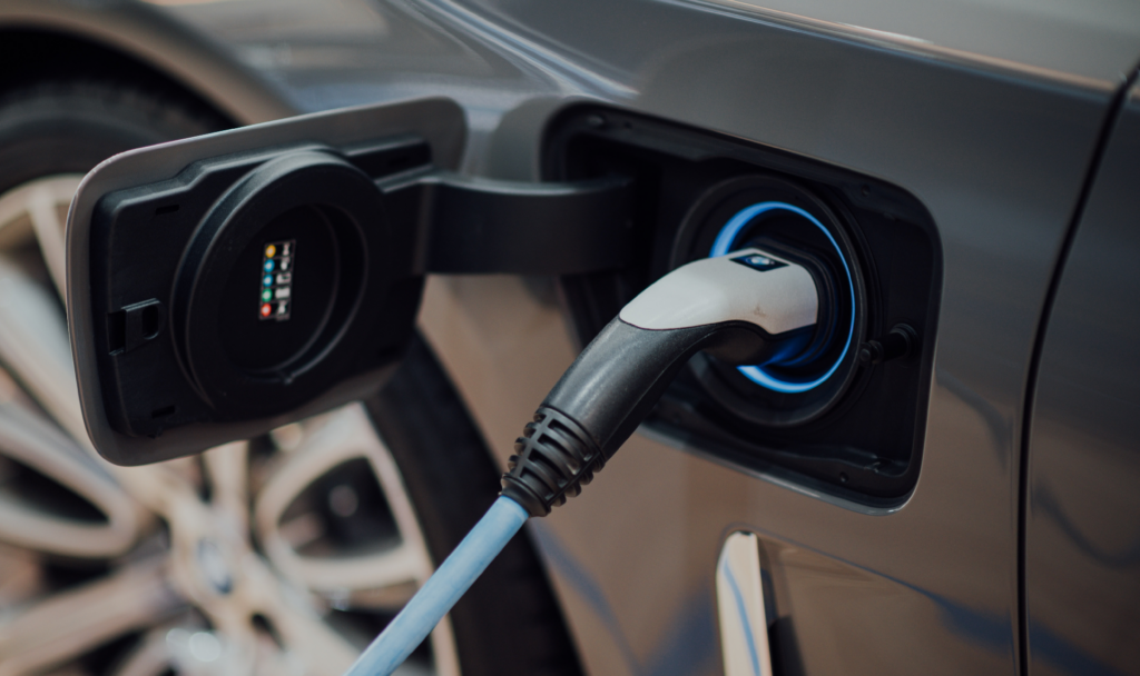 Einfacher und flächendeckender E-Autos laden, soll in den kommenden Jahren dank einer Investition von 5 Milliarden Dollar für das E-Ladenetz in den USA möglich werden. Fotocredit: © CHUTTERSNAP/Unsplash