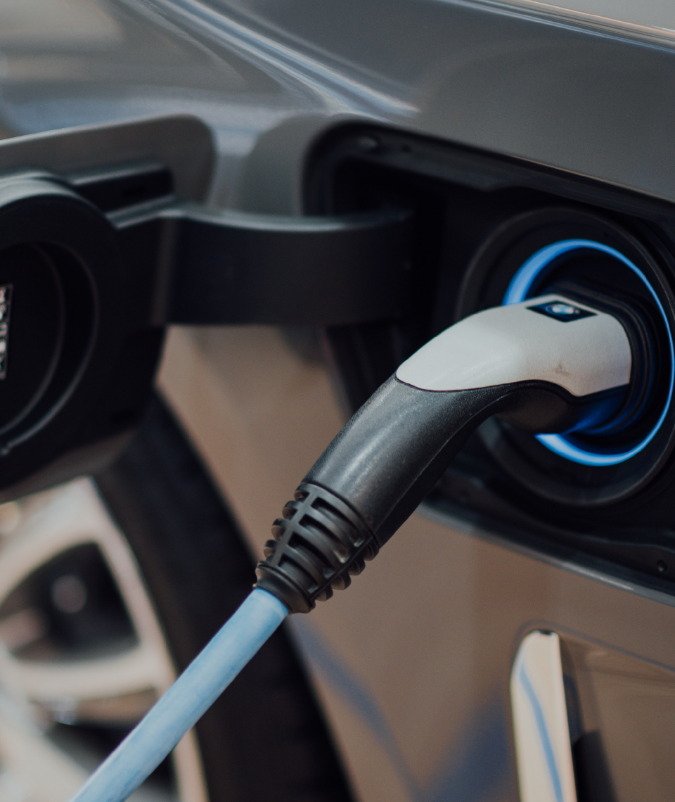 Einfacher und flächendeckender E-Autos laden, soll in den kommenden Jahren dank einer Investition von 5 Milliarden Dollar für das E-Ladenetz in den USA möglich werden. Fotocredit: © CHUTTERSNAP/Unsplash