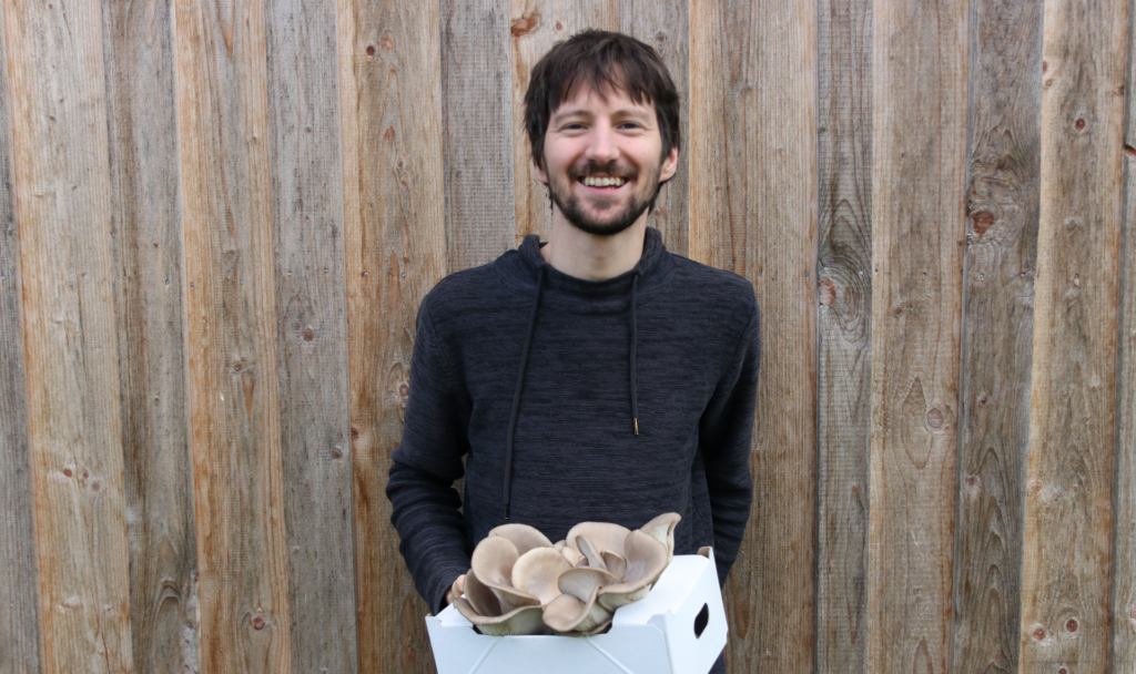 Sebastian Reindl züchtet Austernpilze auf künstlichen Baumstämmen und weiß, dass die Welt der Pilze mehr als nur den Champignon zu bieten hat. Fotocredit: © beigestellt