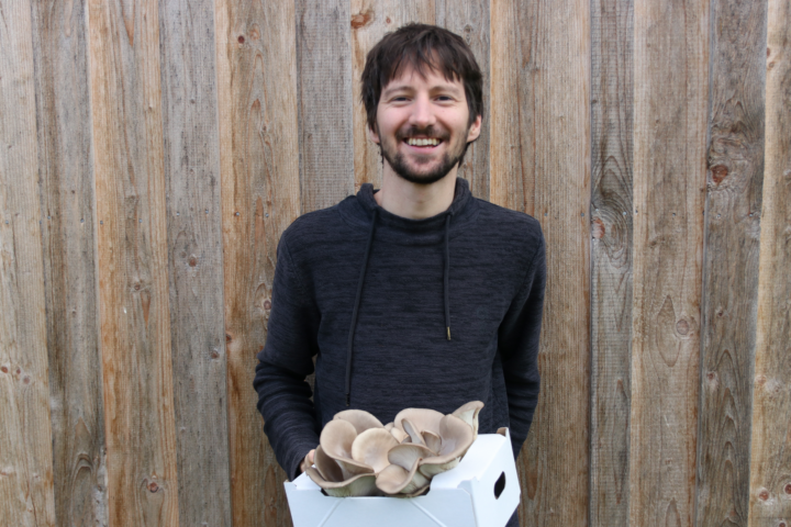 Sebastian Reindl züchtet Austernpilze auf künstlichen Baumstämmen und weiß, dass die Welt der Pilze mehr als nur den Champignon zu bieten hat. Fotocredit: © beigestellt