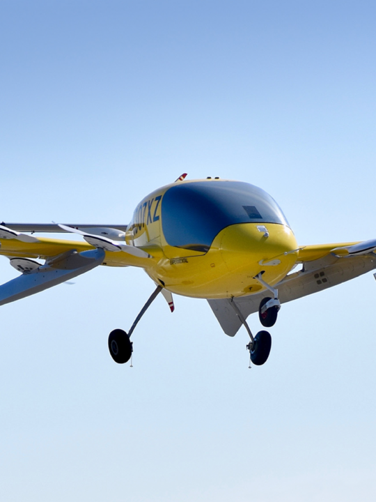 Das über sechs Meter lange Flugtaxi von Wisk Aero soll künftig in Serie produziert werden und bestehende Mobilitätsprobleme in den Städten lösen. Fotocredit: © Wisk Aero