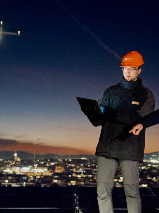 Die neuen Drohnen können bei Solaranlagen zu jeder Tageszeit Fehler finden, die bei Standardüberprüfungen nicht sichtbar werden. Fotocredit: © Andreas Jakwerth