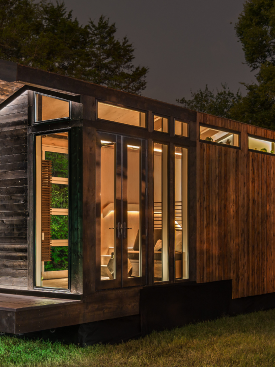 Das Tiny House „Orchidee“ besticht durch ein außergewöhnliches Lichtkonzept, viel Glas und durch einen großzügigen Innenraum. Designed by David Latimer / New Frontier Design Fotocredit: © Studiobuell Photography