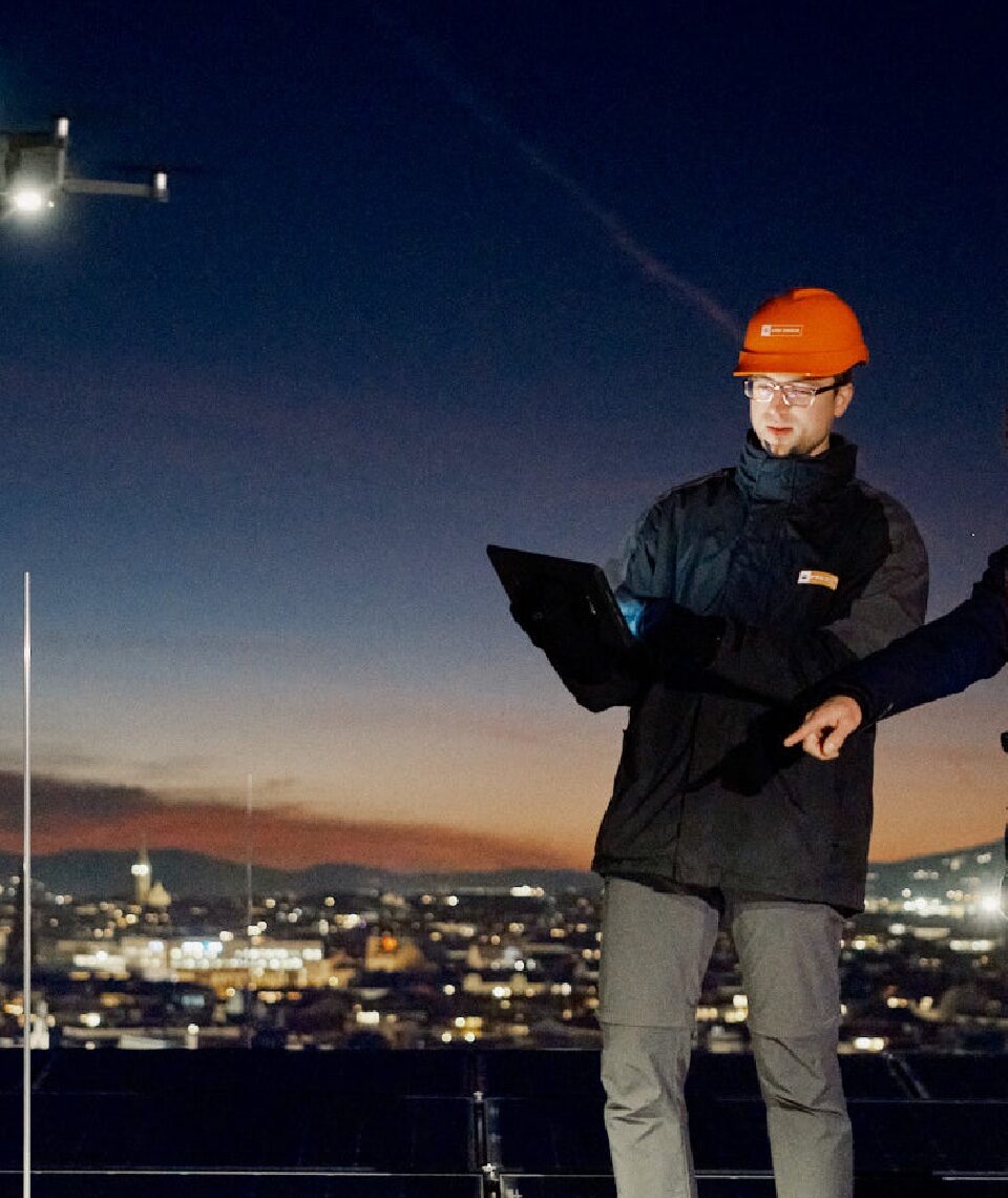 Die neuen Drohnen können bei Solaranlagen zu jeder Tageszeit Fehler finden, die bei Standardüberprüfungen nicht sichtbar werden. Fotocredit: © Andreas Jakwerth