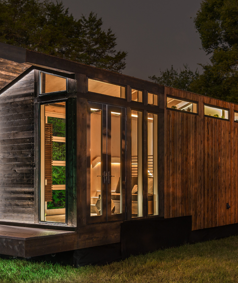 Das Tiny House „Orchidee“ besticht durch ein außergewöhnliches Lichtkonzept, viel Glas und durch einen großzügigen Innenraum. Designed by David Latimer / New Frontier Design Fotocredit: © Studiobuell Photography