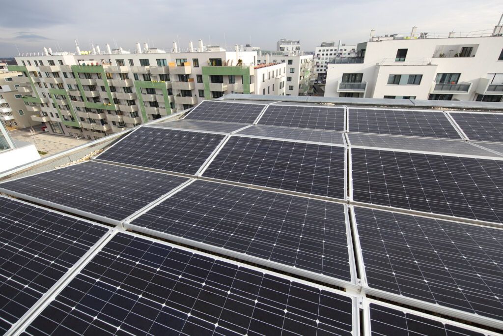 Alleine 2021 hat Wien Energie die Sonnenenergieproduktion um 150 Prozent gesteigert. Im Bild zu sehen: Die Photovoltaikanlage am Dach des Öko-Studierendenheims mit 738 Hochleistungsmodulen. Fotocredit: © Wien Energie/Ludwig Schedl 