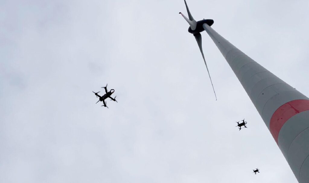 Drohnen, die in Schwärmen aufsteigen und Strömungen messen, sollen Windkraftanlagen effizienter machen. Fotocredit: © DLR (CC BY-NC-ND 3.0)