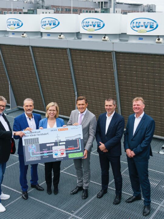 v.l.n.r: Stadtrat Peter Hacker, Martin Madlo (Managing Director Interxion), Klimaschutzministerin Leonore Gewessler, Stadtrat Peter Hanke, Michael Binder (Medizinischer Direktor Wiener Gesundheitsverbund) und Michael Strebl (Vorsitzender der Wien Energie-Geschäftsführung) beim Start zur innovativen Nutzung der Abwärme. Fotocredit: © Wien Energie/Christian Hofer