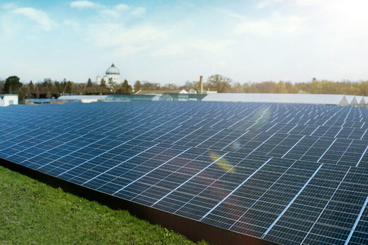 Das Solarkraftwerk am Wiener Zentralfriedhof produziert Sonnenenergie mit 1,4 Megawatt Leistung. Fotocredit: © Wien Energie