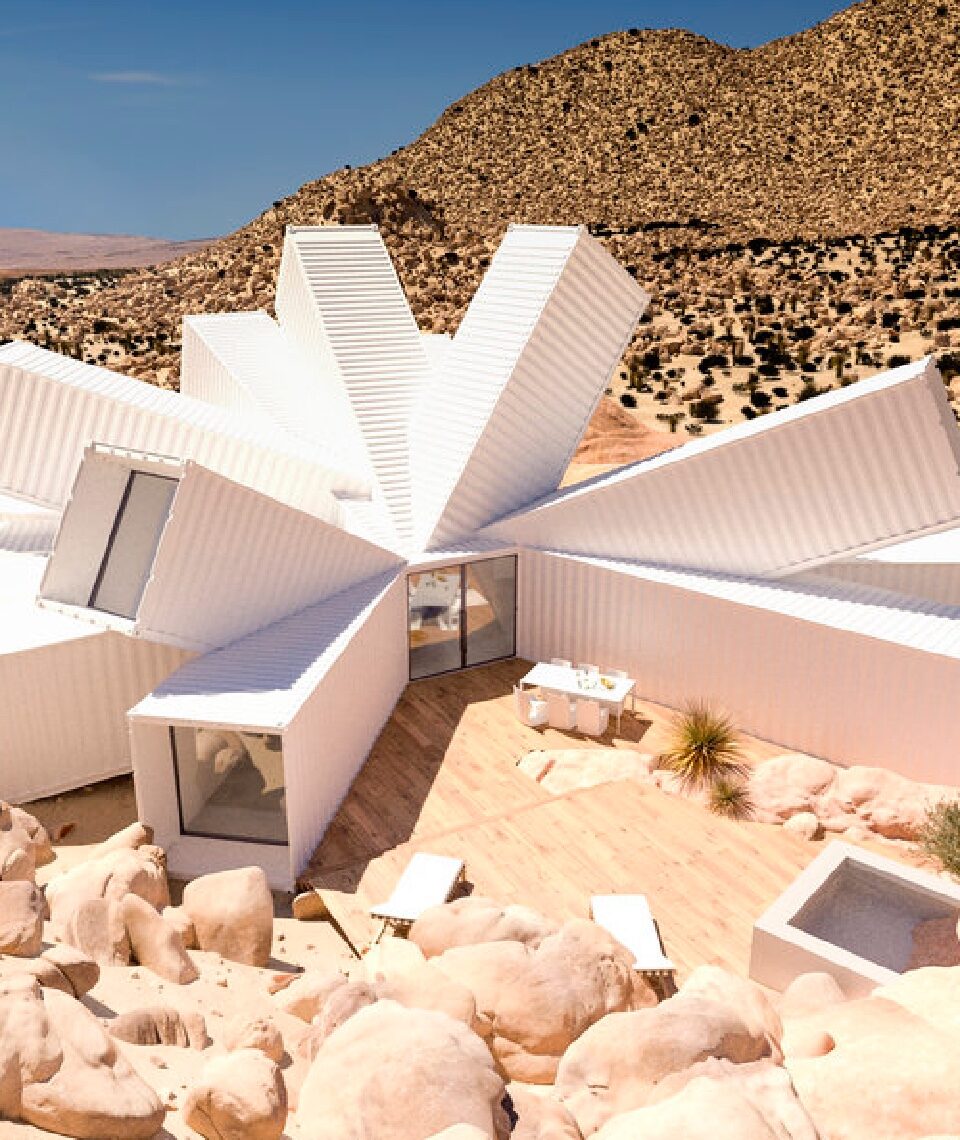 Das Haus aus Schiffscontainern ragt wie eine gigantische Blume aus der Wüste heraus. Fotocredit: © Whitaker Studio