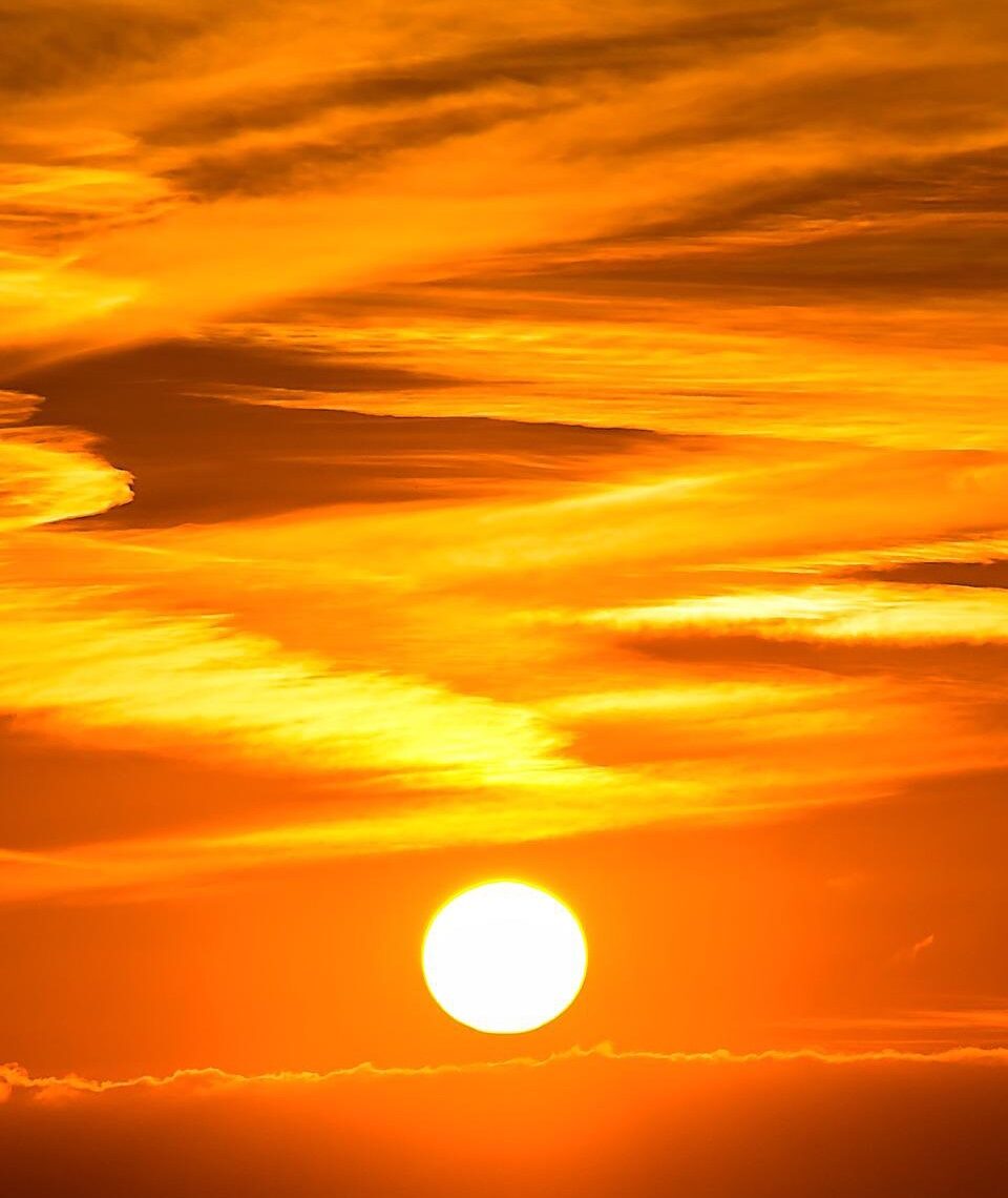 Mit bifazialen Solarmodulen wird die Sonneneinstrahlung nicht nur direkt auf der Vorderseite genutzt, sondern auch die Reflexion der Sonne von der Umgebung wird über die Rückseite aufgenommen. Fotocredit: © Myriams-Fotos/Pixabay