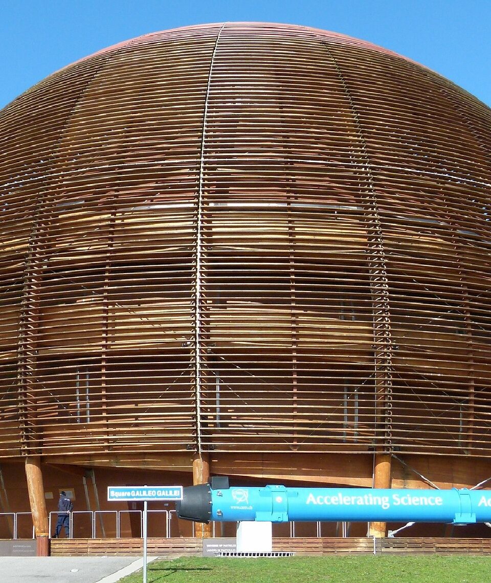 Der „Globus der Wissenschaft und Innovation“ in Meyrin dient seit 2004 als Erweiterung des Forschungszentrums mit dem Large Hadron Collider für Veranstaltungen und Ausstellungen im CERN-Besucherzentrum. Fotocredit: © David Mark/Pixabay