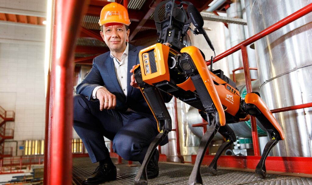 Karl Gruber, Geschäftsführer von Wien Energie, mit dem Energy Dog. Der Roboterhund sorgt künftig in Österreichs größtem Kraftwerk für Entlastung und noch mehr Sicherheit. Fotocredit: © Wien Energie/Max Kropitz