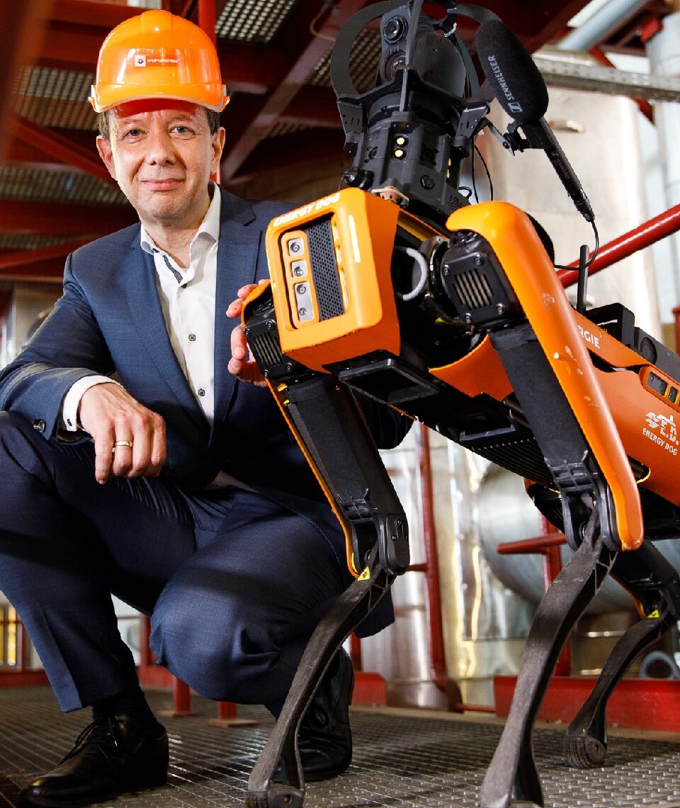Karl Gruber, Geschäftsführer von Wien Energie, mit dem Energy Dog. Der Roboterhund sorgt künftig in Österreichs größtem Kraftwerk für Entlastung und noch mehr Sicherheit. Fotocredit: © Wien Energie/Max Kropitz