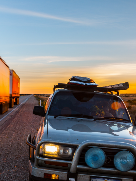 Ein Roadtrip durch Australien steht für viele auf der persönlichen Bucket-List. Wie genial wäre es, wenn man mit gedruckten Solarpanelen dafür nie tanken oder laden müsste? Fotocredit: © Alexander Hough/Unsplash