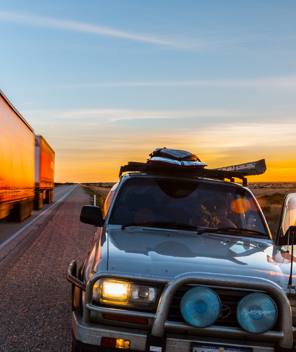 Ein Roadtrip durch Australien steht für viele auf der persönlichen Bucket-List. Wie genial wäre es, wenn man mit gedruckten Solarpanelen dafür nie tanken oder laden müsste? Fotocredit: © Alexander Hough/Unsplash