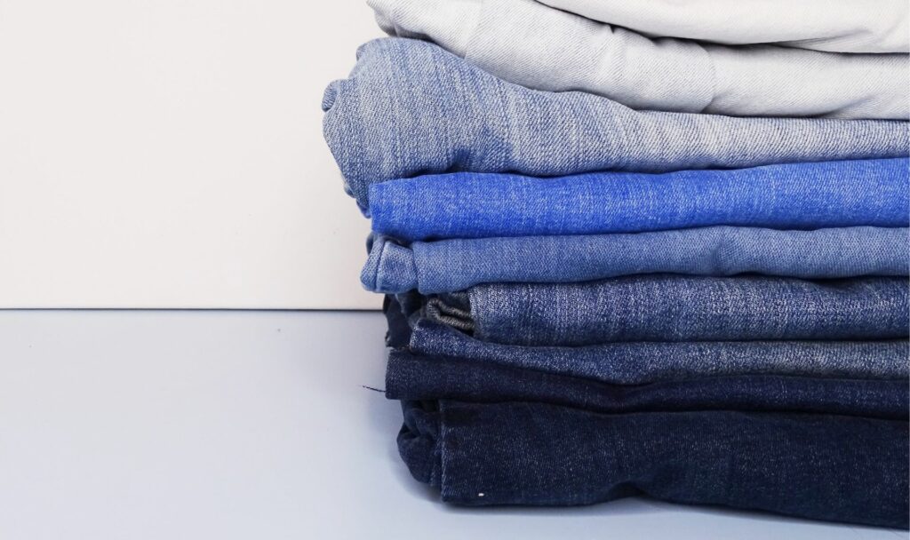 Was kann man alles aus alten Jeans basteln, nähen und selbermachen? energieleben hat sich die DIY-Möglichkeiten mit dem Kultmaterial näher angesehen. Fotocredit: VlikeVeronika/Veronika Fischer