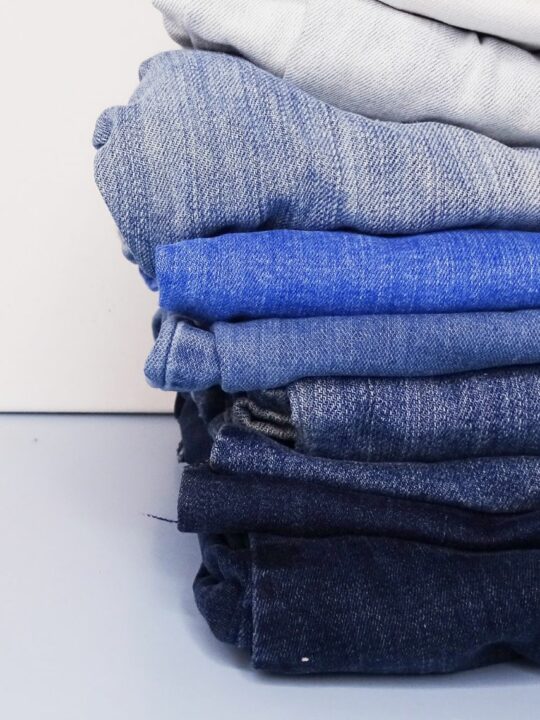 Was kann man alles aus alten Jeans basteln, nähen und selbermachen? energieleben hat sich die DIY-Möglichkeiten mit dem Kultmaterial näher angesehen. Fotocredit: VlikeVeronika/Veronika Fischer