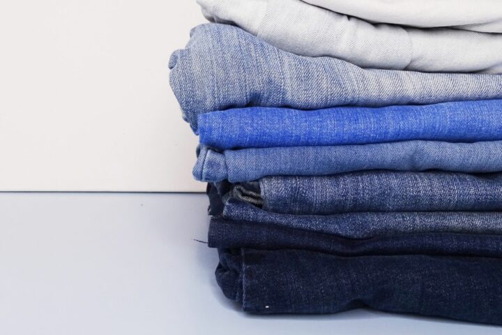 Was kann man alles aus alten Jeans basteln, nähen und selbermachen? energieleben hat sich die DIY-Möglichkeiten mit dem Kultmaterial näher angesehen. Fotocredit: VlikeVeronika/Veronika Fischer