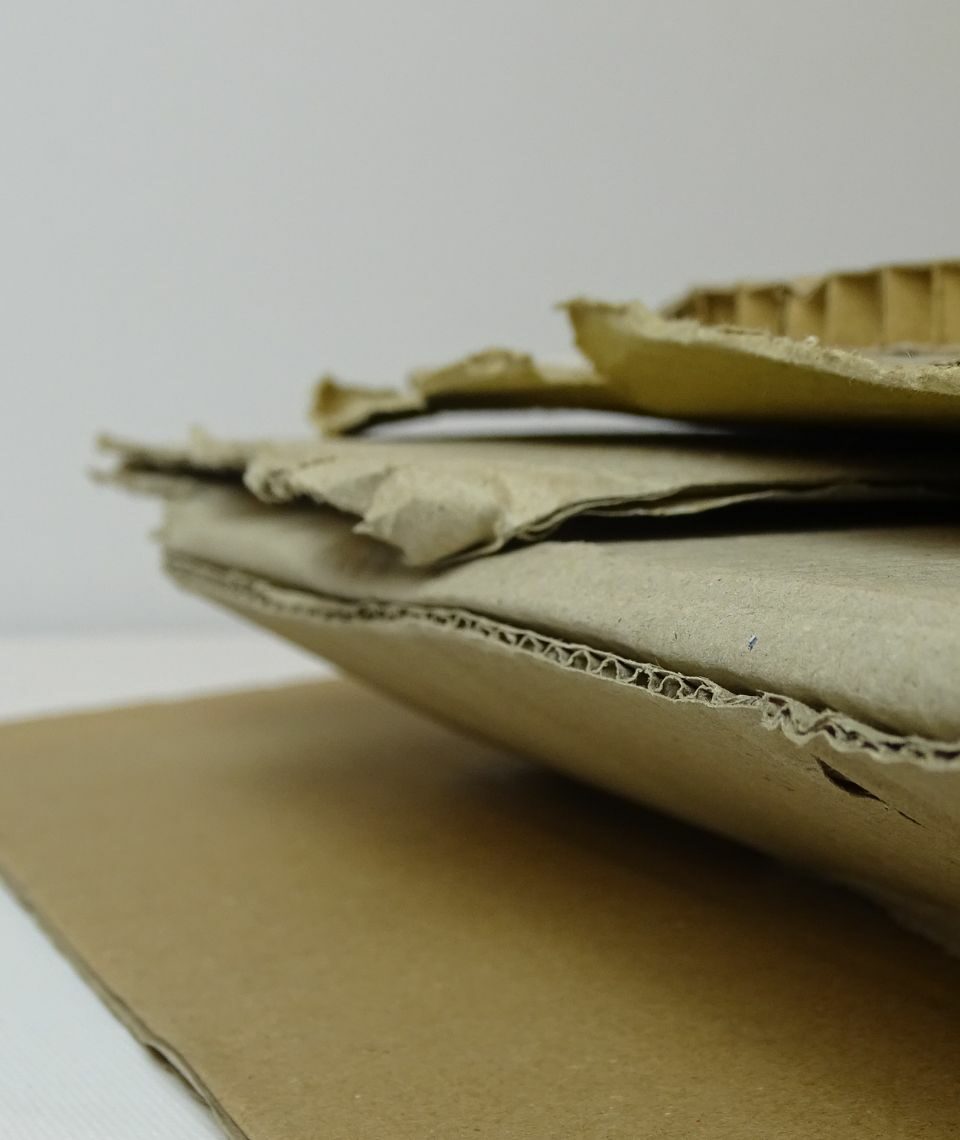 Versandkartons, Verpackungsmaterial aus Karton, zweiwellige Pappe, robuste Kartonagen - das perfekte Ausgangsmaterial für DIY-Abenteuer. Fotocredit: VlikeVeronika/Veronika Fischer