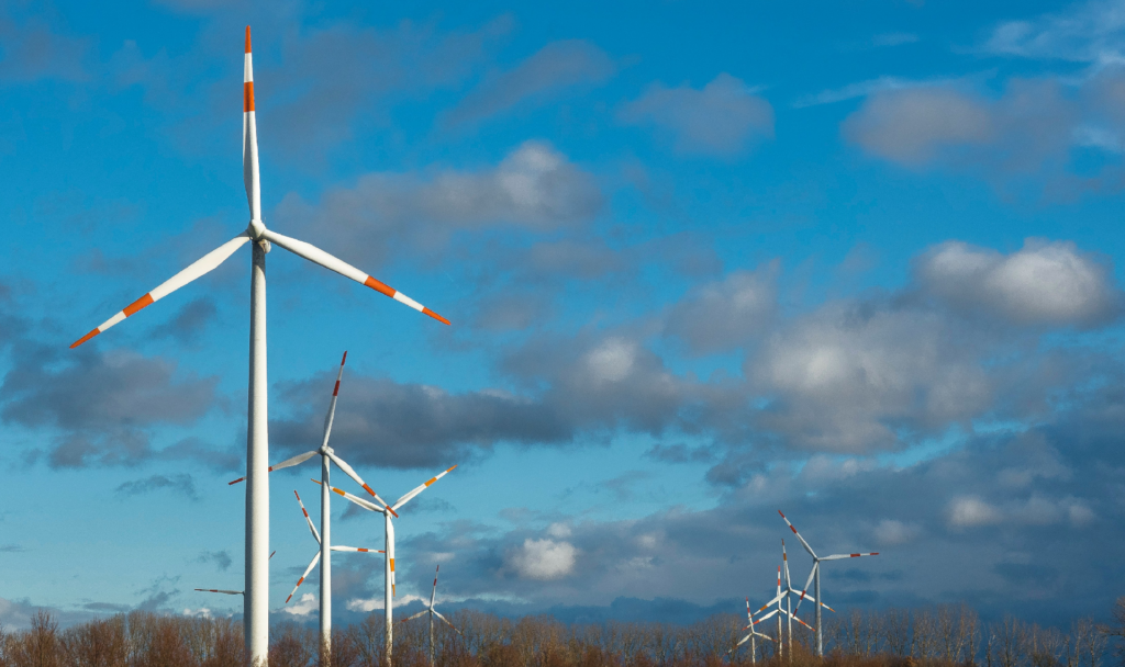 Der Windkraftrekord ist auch dem Trend zu verdanken, dass Windanlagen immer gigantischere Ausmaße annehmen. Fotocredit: © Etienne Girardet/Unsplash