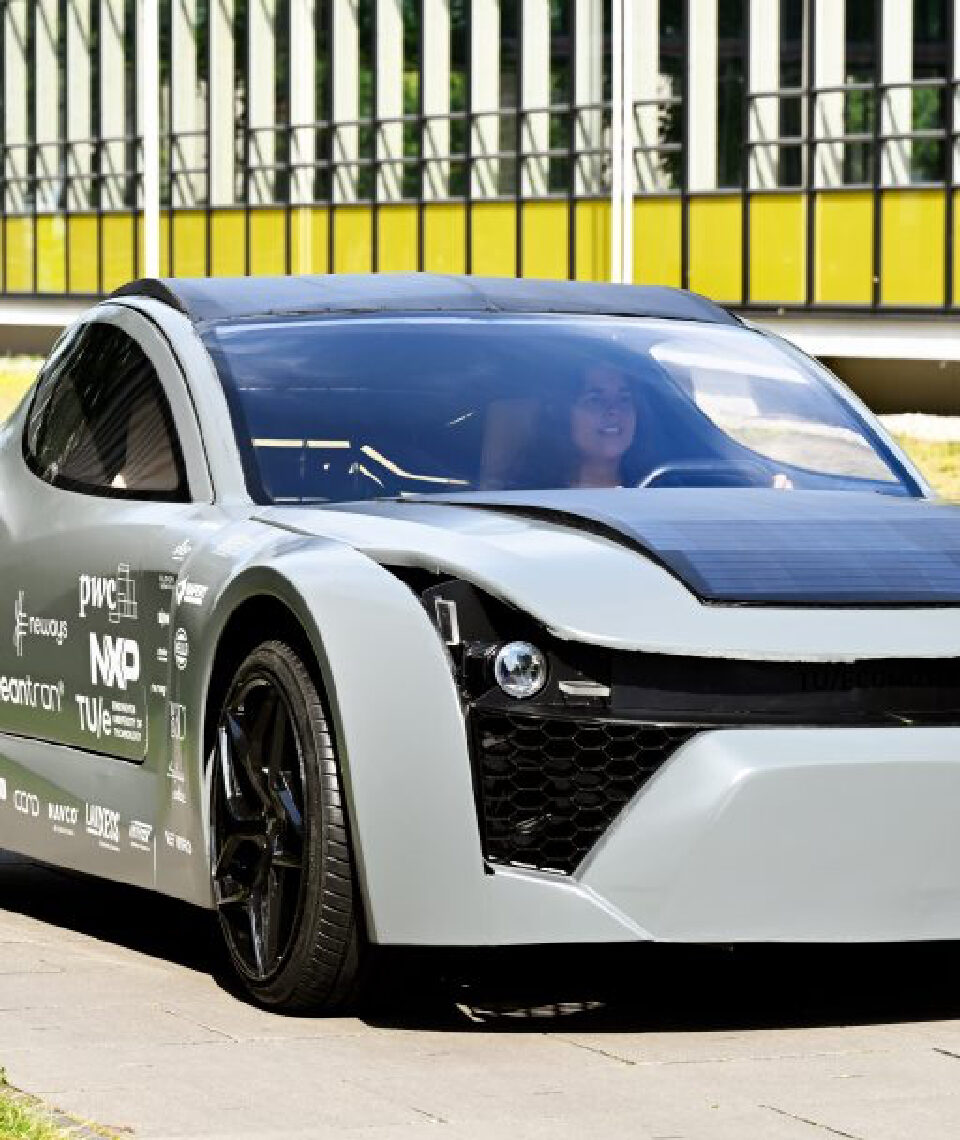 Das Konzeptauto ZEM bindet beim Fahren mithilfe eines von Studierenden entwickelten Filters CO2 aus der Umgebung. Fotocredit: © Bart van Overbeeke