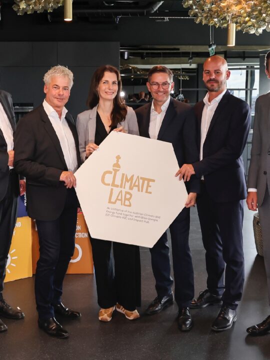 Zahlreiche Vertreter aus Wirtschaft und Politik eröffneten gemeinsam mit dem Vorsitzenden der Wien Energie-Geschäftsführung Michael Strebl (2. v. l.) das neue Climate Lab. Fotocredit: © Impact Hub/APA-Fotoservice/Reither