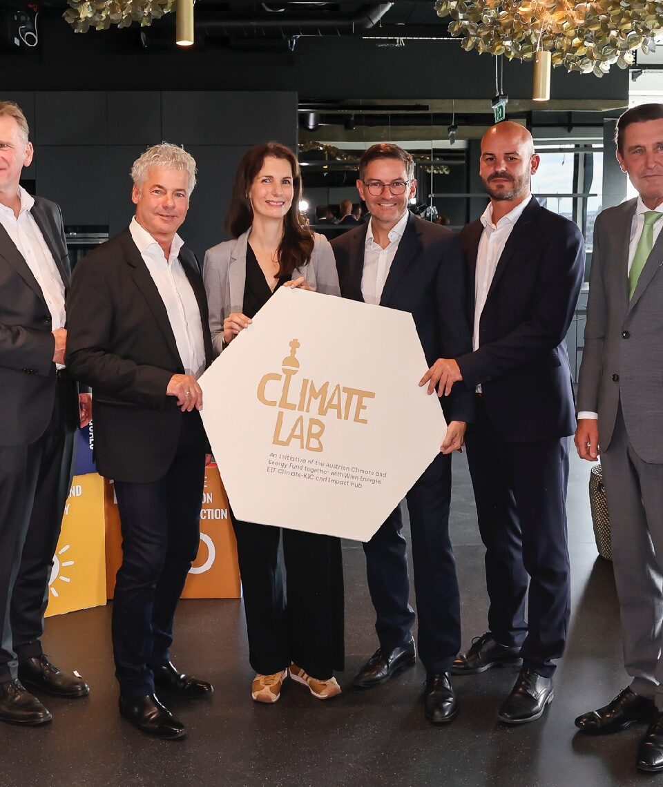 Zahlreiche Vertreter aus Wirtschaft und Politik eröffneten gemeinsam mit dem Vorsitzenden der Wien Energie-Geschäftsführung Michael Strebl (2. v. l.) das neue Climate Lab. Fotocredit: © Impact Hub/APA-Fotoservice/Reither